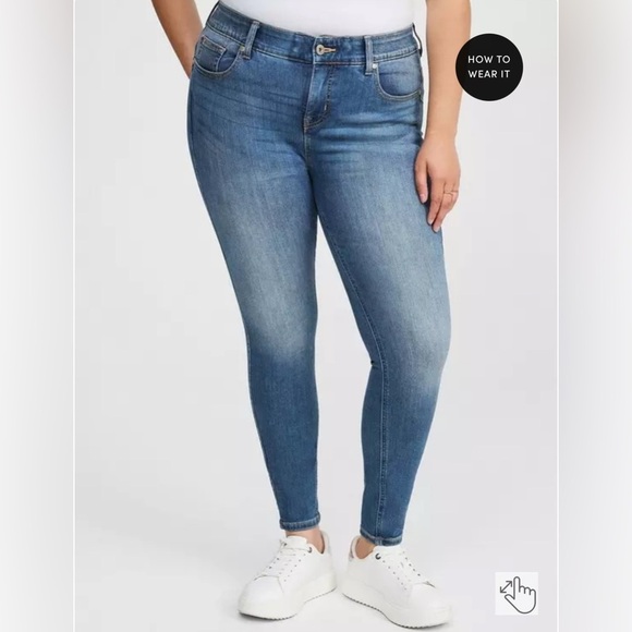 Torrid Bombshell Skinny Medium Wash Premium Denim Jeans Size 24T - Picture 3 of 9